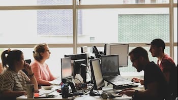 Oficial | El Gobierno decretó un aumento salarial para los empleados públicos: van a cobrar millones