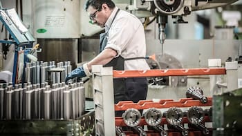 Con industria manufacturera y comercio en rojo, la actividad económica cayó 2,6% en febrero