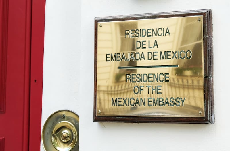 La polémica por la estancia del hijo de Marcelo Ebrard en la embajada de México en Reino Unido reactivó el debate sobre límites y condiciones en instalaciones diplomáticas.