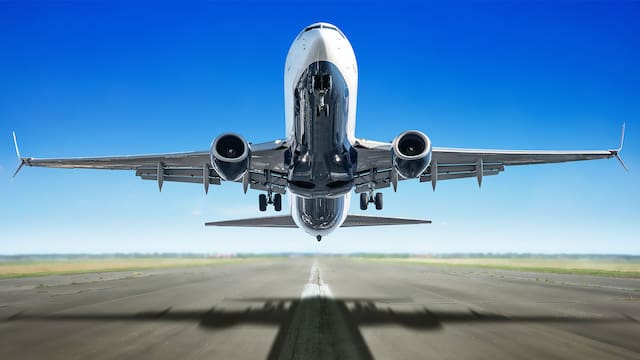 Embarcan a una anciana fallecida en un vuelo de Málaga a Londres: su familia dijo que “solo estaba cansada”