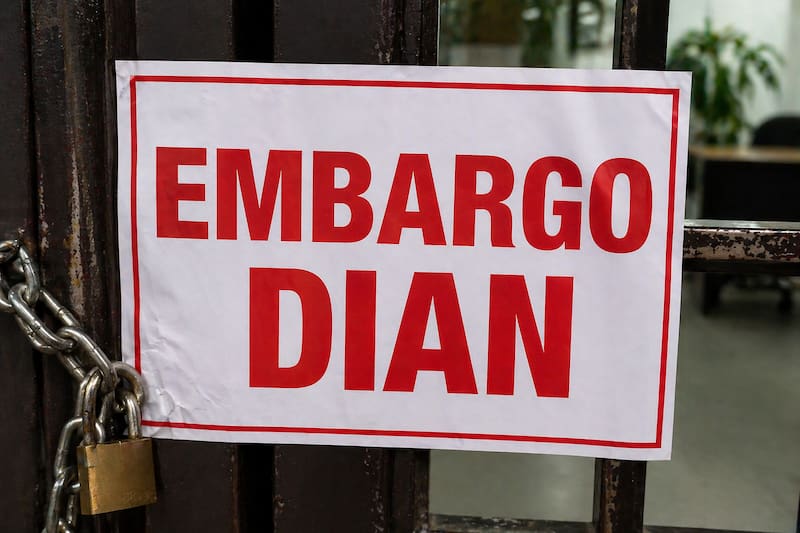 La Dian explicó que las tarjetas de crédito no son consideradas dinero propio del contribuyente y, por eso, no pueden ser embargadas directamente. (Fuente: Representación creada con IA)