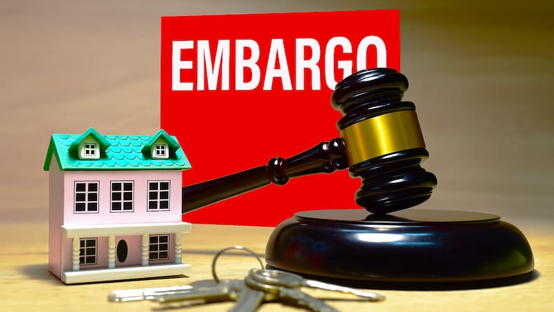 La autoridad tributaria colombiana puede avanzar con embargos si no se atienden las notificaciones, aunque existen instancias previas para regularizar la deuda. (Fuente: Representación creada con IA)