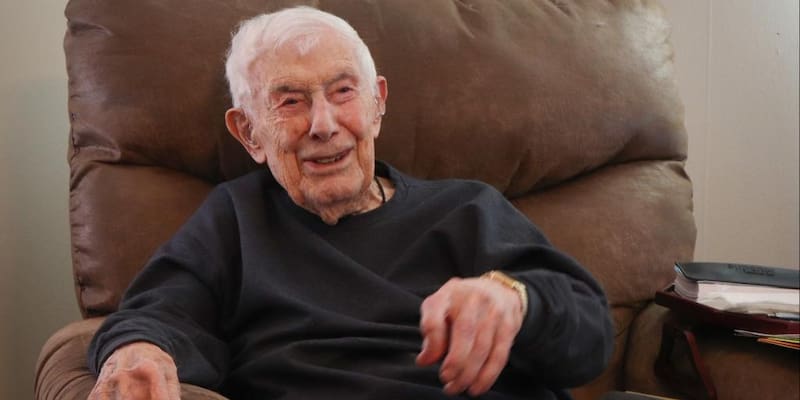 Emerson Pell fue veterano de la Marina de Estados Unidos.