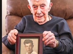 Lo contó a sus 100 años: tuvo un accidente de avión durante la Segunda Guerra Mundial, estuvo 11 horas en el agua con tiburones y así logró sobrevivir
