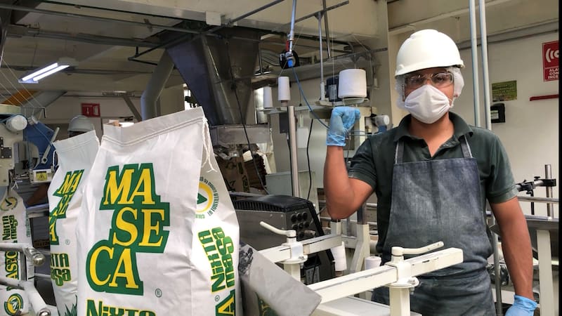 Empaquetado de harina de maíz de Maseca, subsidiaria de Gruma.