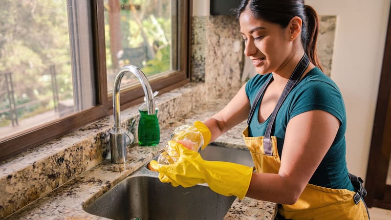 Aumento y bono confirmado a empleadas domésticas: cuánto cobro por día y por hora en marzo 2026