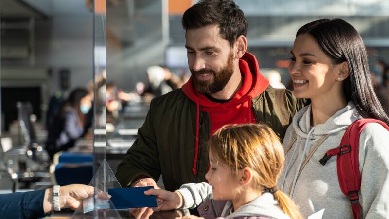 La SRE establece requisitos específicos para la expedición de pasaportes de menores, incluidos el consentimiento de quienes ejercen la patria potestad y los supuestos de autorización judicial o notarial.