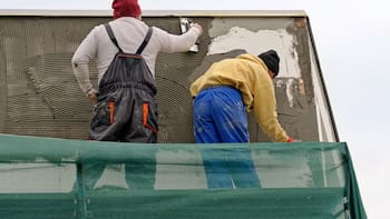 Desempleo baja a 2.6% en diciembre, pero el empleo formal liga seis caídas y la informalidad crece