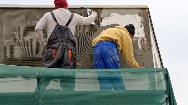 Desempleo baja a 2.6% en diciembre, pero el empleo formal liga seis caídas y la informalidad crece