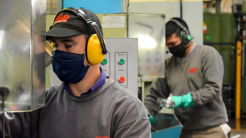 Durante agosto, el empleo en el sector de la manufactura cayó 2.64% anual.