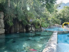 Entre montañas y bosques: las aguas termales naturales de aguas cristalinas ideales para una escapada