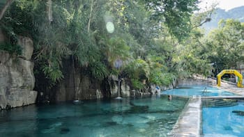 Entre montañas y bosques: las aguas termales naturales de aguas cristalinas ideales para una escapada