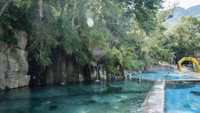 Entre montañas y bosques: las aguas termales naturales de aguas cristalinas ideales para una escapada