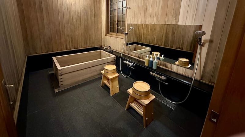 En España es normal que los baños tengan inodoro, lavabo y ducha en un mismo cuarto, pero en Japón es inaceptable: priorizan la pureza y la máxima privacidad
