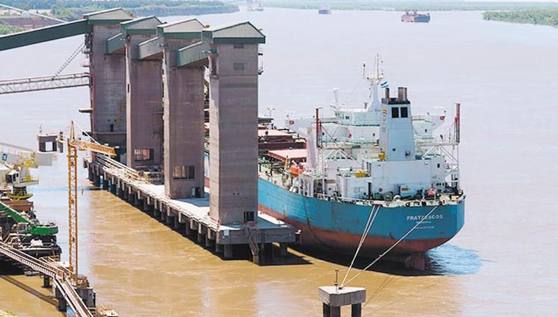 En Rosario el ingreso de camiones con granos a las terminales cayó 54%