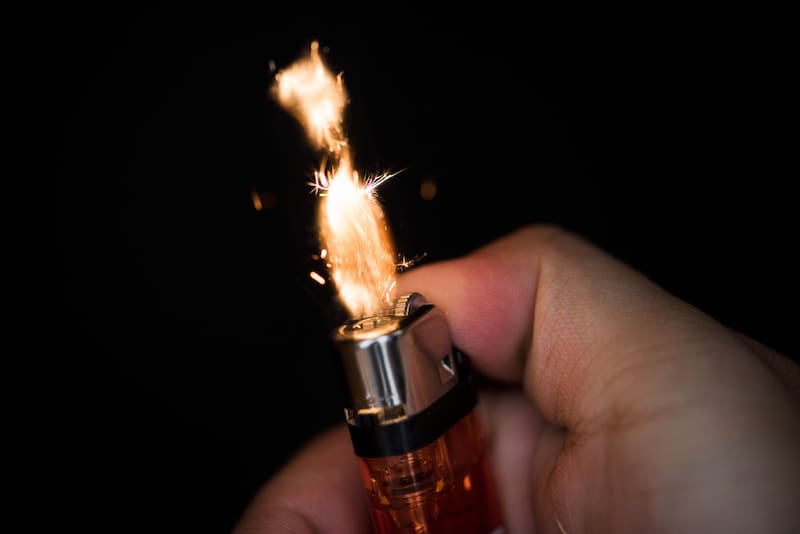 Uno de los objetos que puede generar confusión por ser de uso común y recurrente son los encendedores, aunque las reglas varían según el tipo.