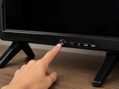 Mantener presionado el botón de encendido del televisor durante unos segundos: para qué sirve y cuándo conviene hacerlo