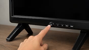 Mantener presionado el botón de encendido del televisor durante unos segundos: para qué sirve y cuándo conviene hacerlo