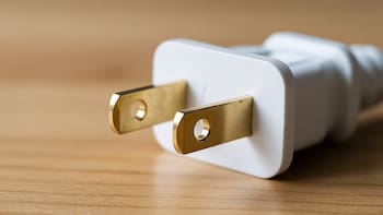 Pocos lo saben: para qué sirven los agujeros de las clavijas y por qué son importantes para los enchufes del hogar