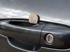 Qué significa encontrar una moneda en la manija de la puerta del auto y por qué es importante saber qué hacer