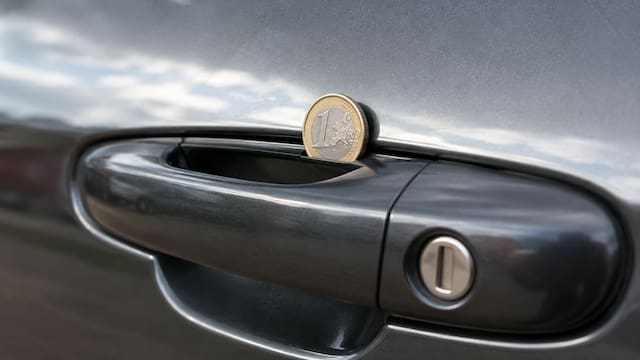Qué significa encontrar una moneda en la manija de la puerta del auto y por qué es importante saber qué hacer