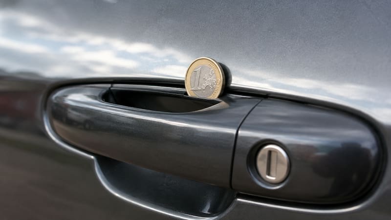 Qué significa encontrar una moneda en la manija del auto.