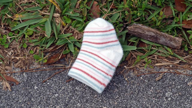 Encontrarse un calcetín o zapato de bebé: lo qué significa y lo que tienes que hacer con ellos