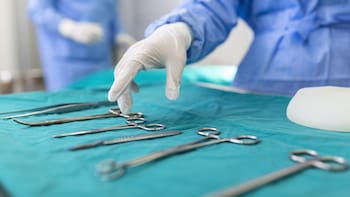 Primera cirugía de trasplante de córnea devuelve la visión a una enfermera