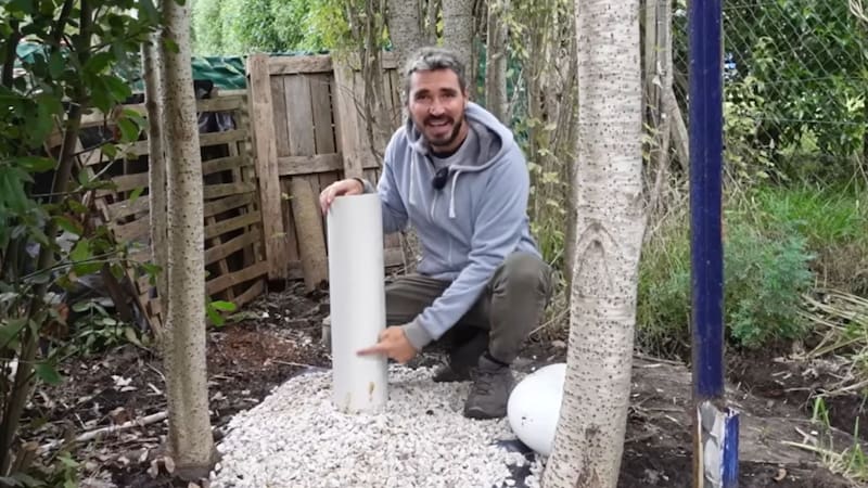 Enterró tubos en el patio y logró enfriar su casa sin aire acondicionado gracias a una técnica milenaria de la geotermia