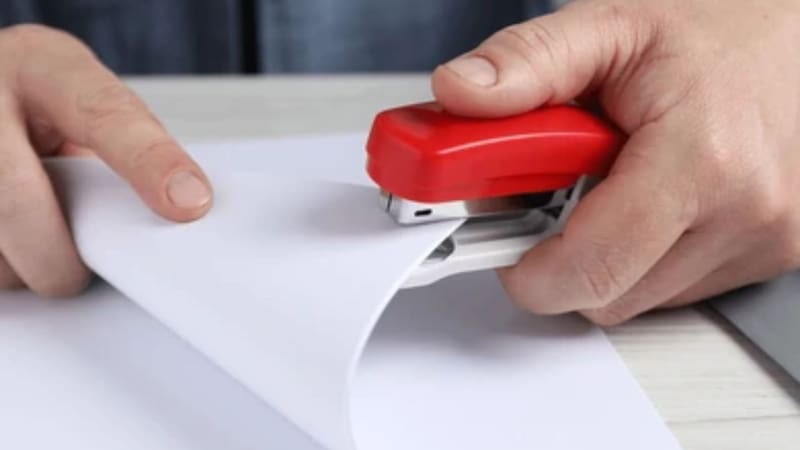 Para qué sirve la placa giratoria de la engrapadora y cómo utilizarla correctamente