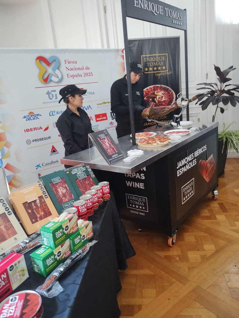 La ceremonia de entrega del reconocimiento incluyó una muestra de productos gastronómicos y bebidas ibéricas.