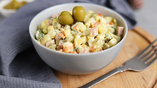 Este es el error más común a la hora de preparar una ensaladilla rusa, según los cocineros más reconocidos