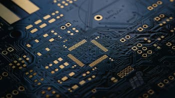 Foxconn soslaya impacto por aranceles; mega crédito de CAF a CFE; ¿Mexico infla inversiones verdes?; señalan autosabotaje empresarial