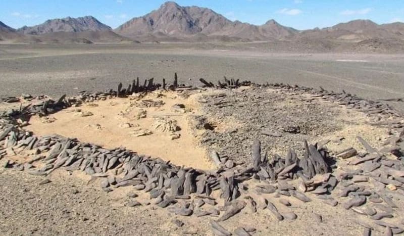 Enterramiento funerario en el desierto de Atbai