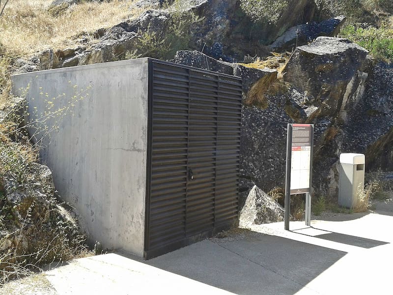 Acceso a la cueva de Escoural, en Portugal.