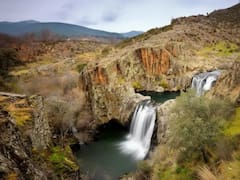 Entre montañas y en un pueblo de 17 habitantes: las playas naturales a dos horas de Madrid que son perfectas para una escapada