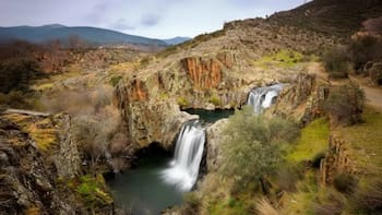 Entre montañas y en un pueblo de 17 habitantes: las playas naturales a dos horas de Madrid que son perfectas para una escapada