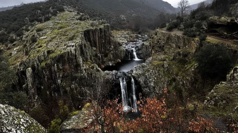 Entre montañas y en un pueblo de 17 habitantes: las playas naturales a dos horas de Madrid que son perfectas para una escapada