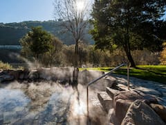 Entre paisajes montañosos y aguas termales gratis: el pueblo ideal para los jubilados y viajeros para descansar