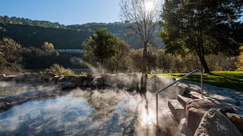 Entre paisajes montañosos y aguas termales gratis: el pueblo ideal para los jubilados y viajeros para descansar