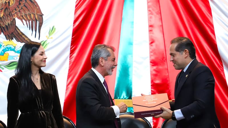 El titular de la Secretaría de Hacienda, Édgar Amador Zamora Torres (al centro), entregó el Paquete Económico 2027 a la Cámara de Diputados.