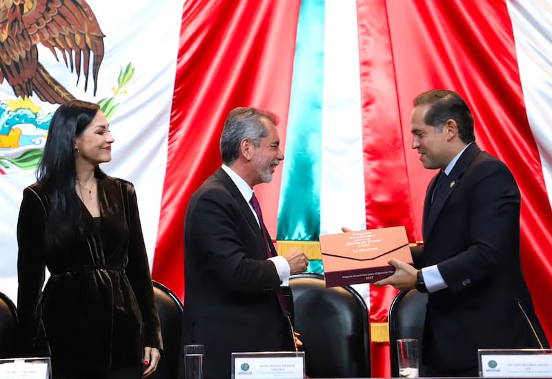 El titular de la Secretaría de Hacienda, Edgar Amador Zamora (al centro), entregó el Paquete Económico 2027 a la Cámara de Diputados.