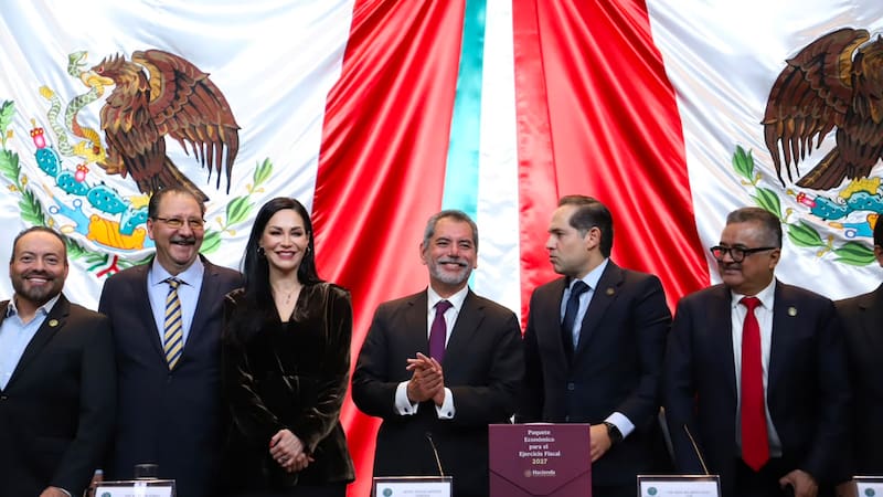 El titular de la Secretaría de Hacienda, Édgar Amador Zamora (al centro), entregó el Paquete Económico 2027 a la Cámara de Diputados.