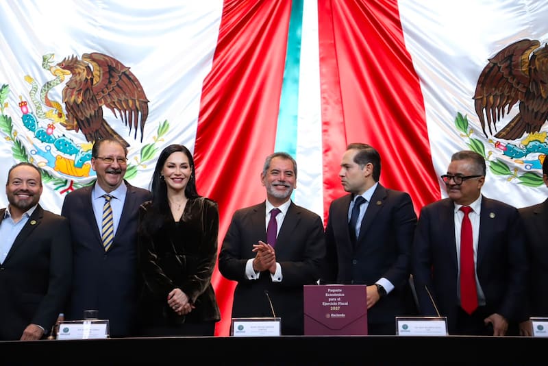 El titular de la Secretaría de Hacienda, Edgar Amador Zamora (al centro), entregó el Paquete Económico 2027 a la Cámara de Diputados.