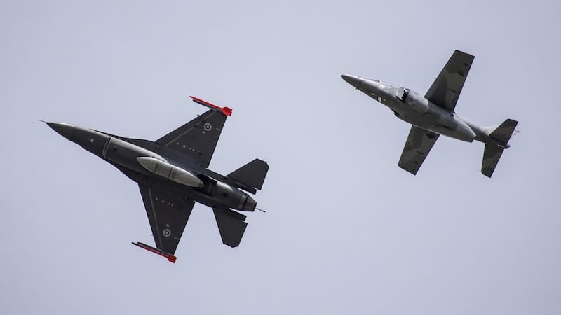 La Fuerzas Armadas realizaron ejercicios de combate disimilar con el caza F-16 Fighting Falcon y el ejemplar IA-63 Pampa.