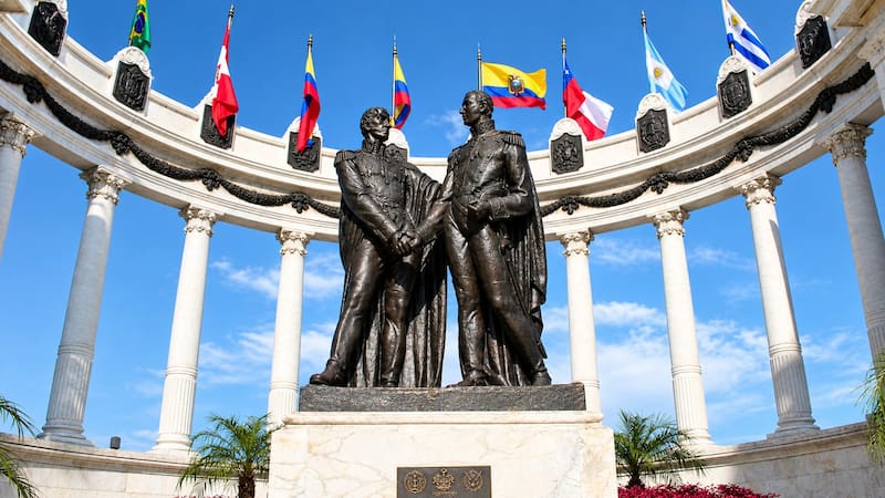 El Hemiciclo de la Rotonda en el Malecón 2000 de Guayaquil que recuerda la entrevista entre San Martín y Bolívar.