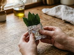 Envolver 3 o 7 hojas de laurel en papel alumino: para qué sirve y por qué miles de personas lo hacen