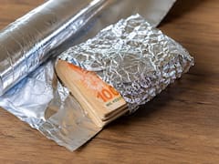 Para qué sirve y por qué recomiendan envolver dinero en efectivo en papel aluminio