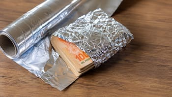 Para qué sirve y por qué recomiendan envolver dinero en efectivo en papel aluminio