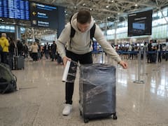 Envolver con papel film la maleta: para qué sirve y por qué cada vez más viajeros lo recomiendan